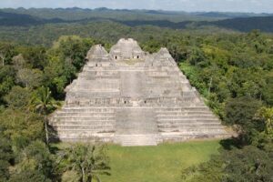 Los arqueólogos creían conocer la historia de los mayas. Hasta que encontraron la tumba del primer rey de Caracol