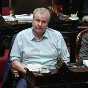 El PRO y LLA proponen eliminar el financiamiento estatal de tratamientos vinculados a la identidad de género